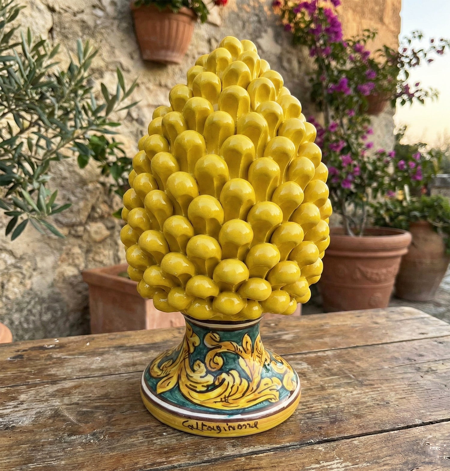 Pigna decorativa in ceramica di Caltagirone dipinta e decorata a mano giallo H 25 cm