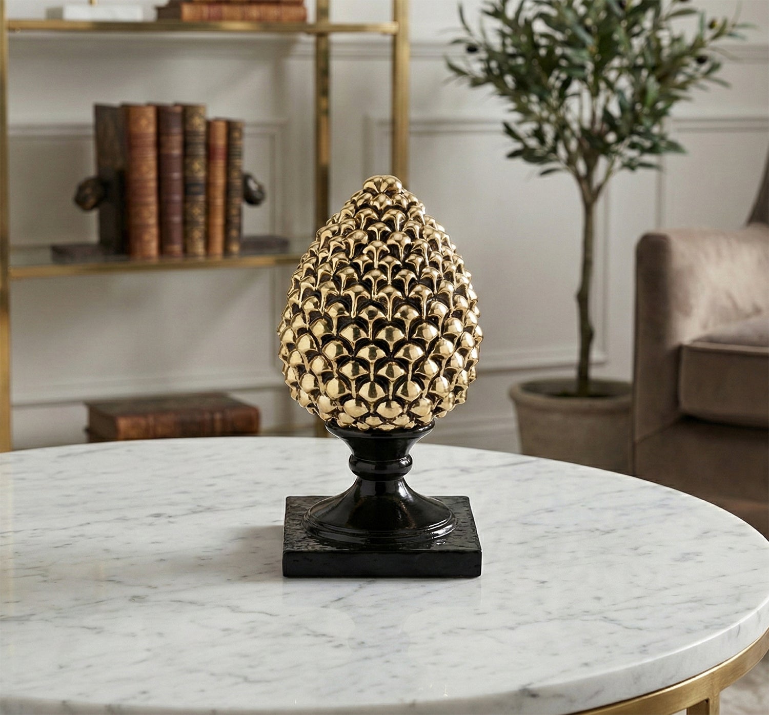 Pigna siciliana oro base nera realizzata e decorata a mano resina h13cm VL