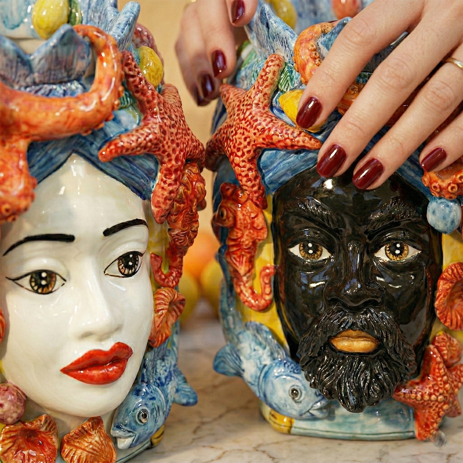 Coppia teste di moro in ceramica Siciliana di Caltagirone decorate a mano tema mare H30