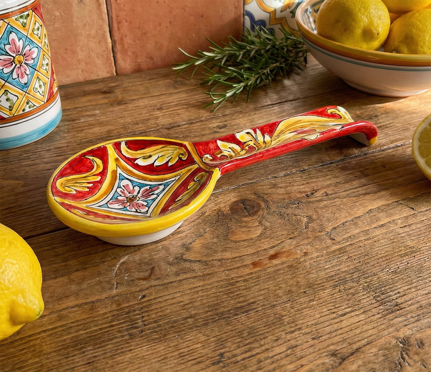 Poggiamestolo in Ceramica Siciliana di Caltagirone Decorato a Mano Artigianalmente Rombo Rosso