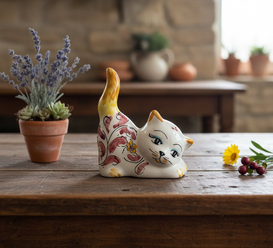 Gatto in ceramica di Caltagione realizzato a mano, animali portafortuna (ROSA)
