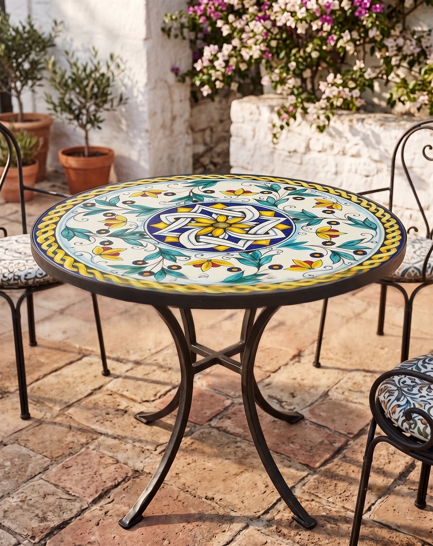 Tavolo in pietra lavica decorato a mano rotondo art. hetla