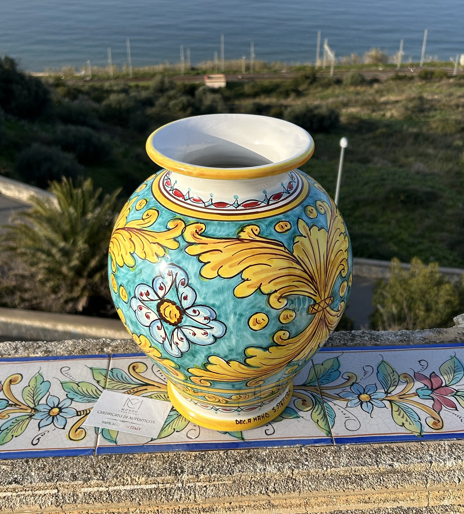 Vaso lavorato in ceramica decorata a mano da ceramisti siciliani gomes art 28