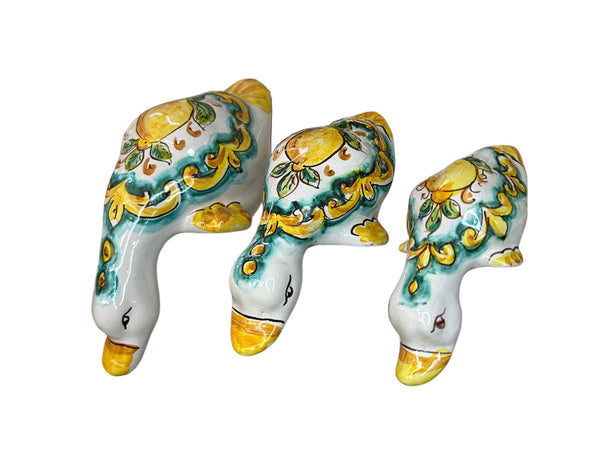 Papera in ceramica siciliana di santo stefano di camastra realizzata e decorata totalmente a mano limoni