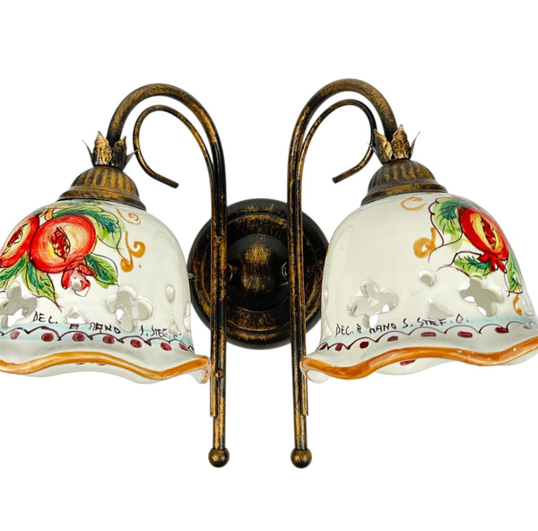 Applique da parete a 2 luci in ferro battuto e ceramica siciliana realizzato e decorato artigianalmente a mano art. melograno