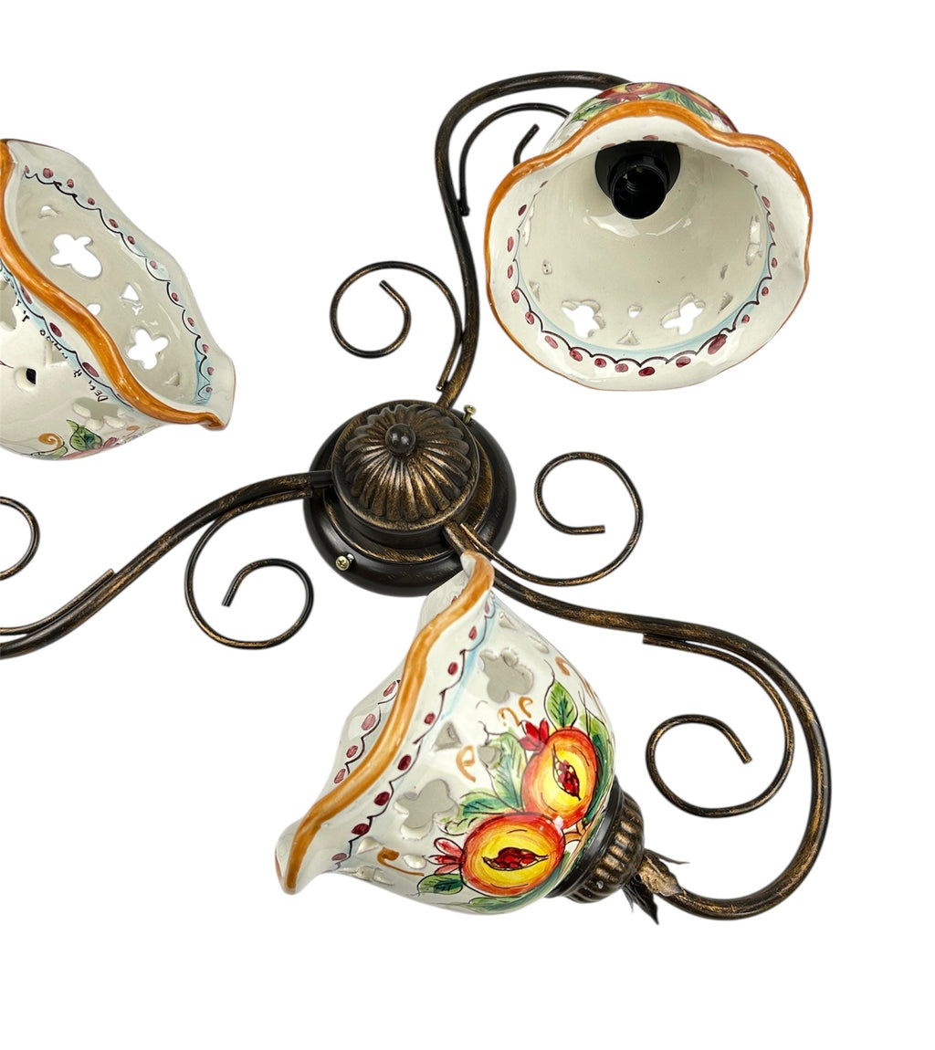 Plafoniera da soffitto a 3 luci in ferro battuto e ceramica siciliana realizzata e decorata artigianalmente coll. melograno