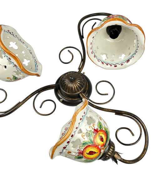 Plafoniera da soffitto a 3 luci in ferro battuto e ceramica siciliana realizzata e decorata artigianalmente coll. melograno