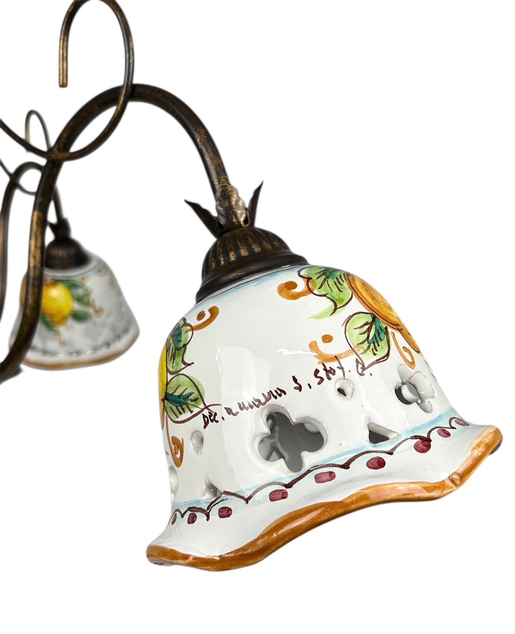 Lampadario a 3 luci in ferro battuto e ceramica siciliana realizzato e decorato artigianalmente coll. limoni