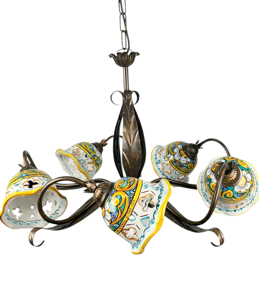 Lampadario a 5 luci in ferro battuto e ceramica realizzato e decorato artigianalmente coll. gomes
