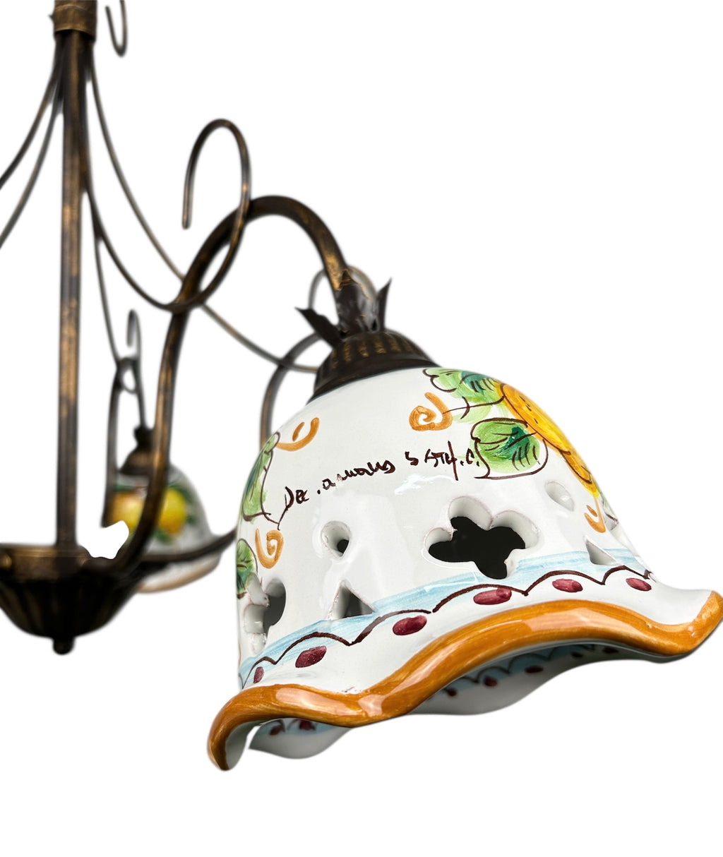 Lampadario a 5 luci in ferro battuto e ceramica siciliana realizzato e decorato artigianalmente coll. limoni