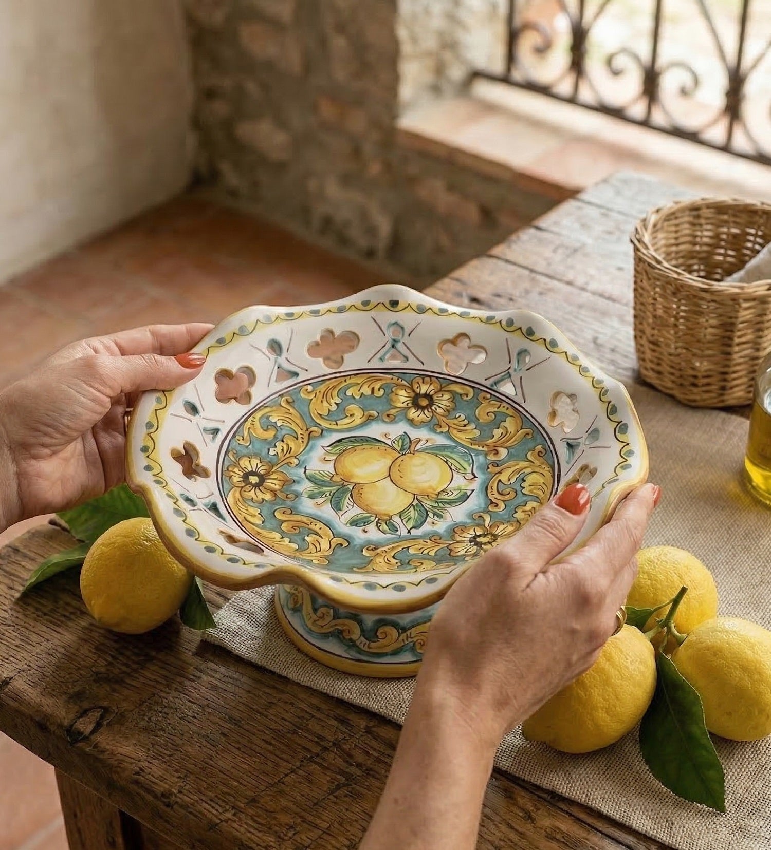 Centrotavola alzata media in ceramica decorata a mano da ceramisti siciliani girasole art 4