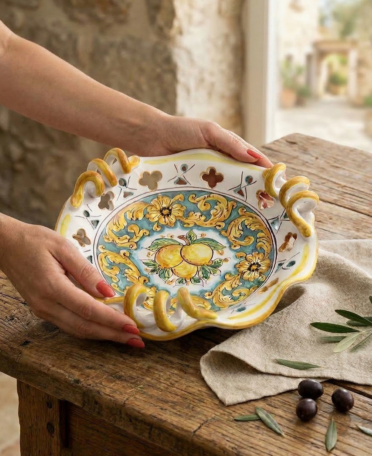 Centrotavola piccolo in ceramica decorata a mano da ceramisti siciliani limoni art 7