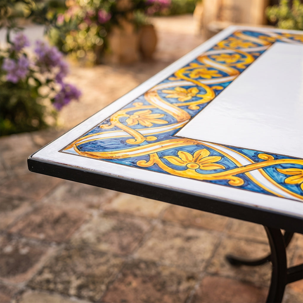Tavolo in pietra lavica decorato a mano quadrato art. lisca bianca