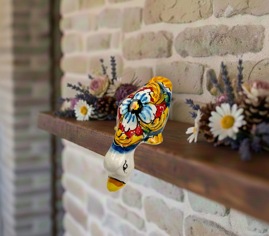 Papera in ceramica siciliana di santo stefano di camastra realizzata e decorata totalmente a mano fiore rosso