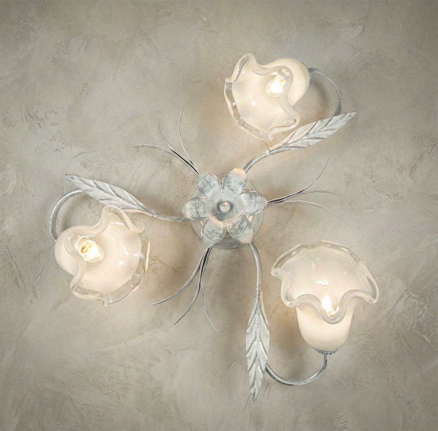 Plafoniera da soffitto moderna a 3 luci in ferro battuto e vetro realizzata artigianalmente coll. venere