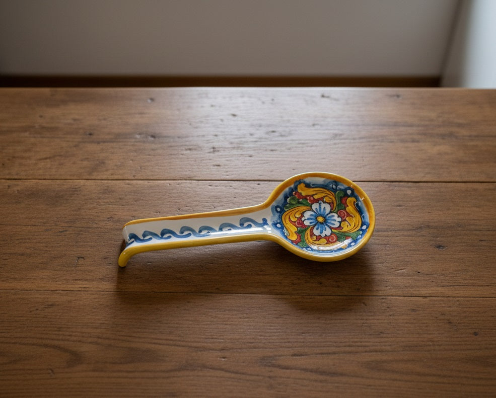 Poggiamestolo in ceramica decorata a mano da ceramisti siciliani fiore rosso art 25