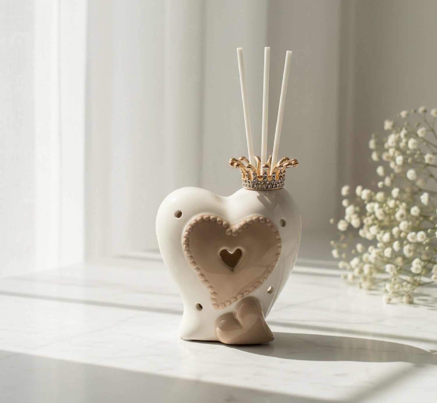 Bomboniera matrimonio profumatore con bastoncini e led cuore in porcellana bianco e tortora harmony PRMT23023