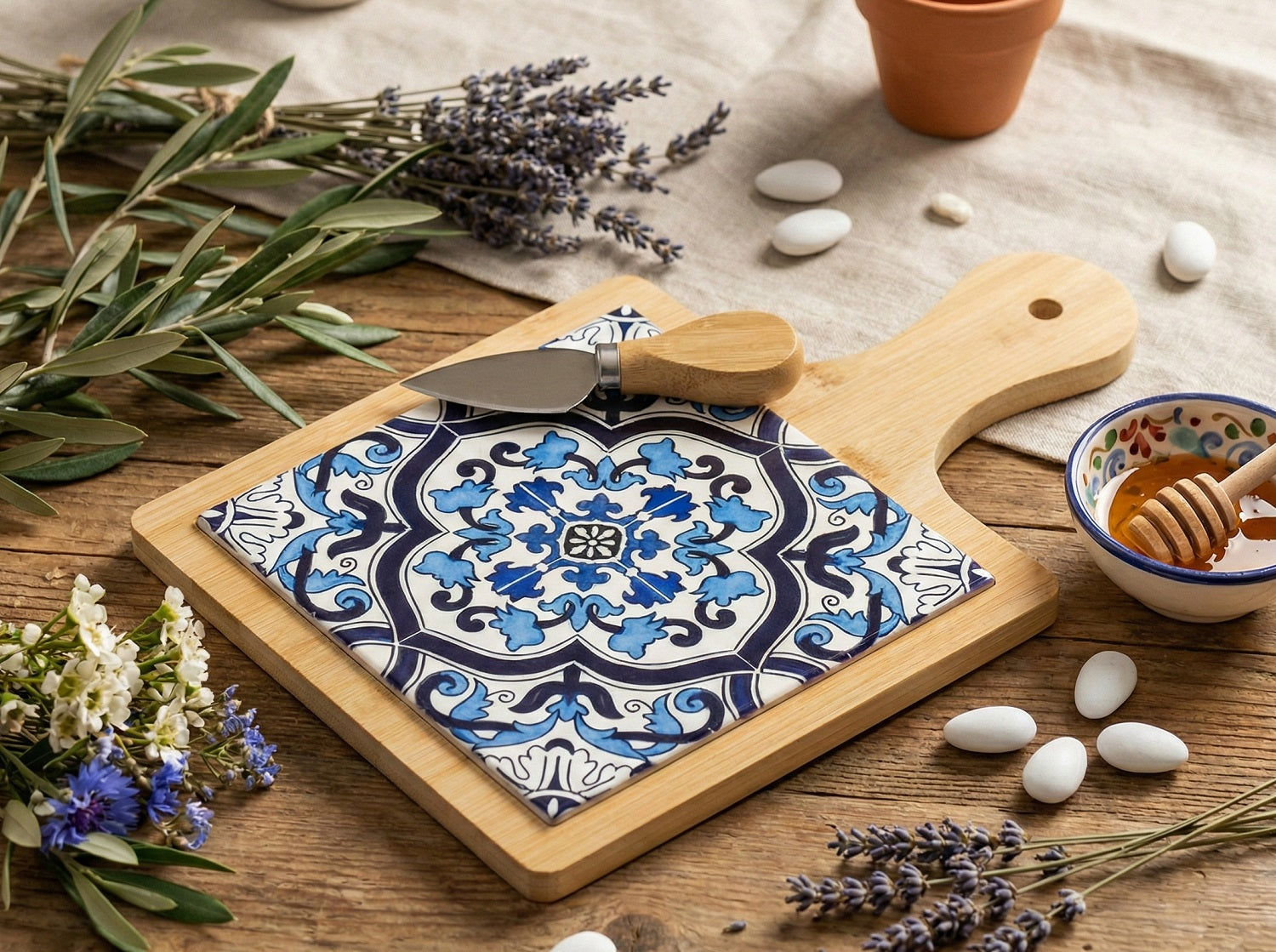Bomboniera matrimonio tagliere in legno e porcellana con decorazione maioliche blu e bianco harmony PRMT24149