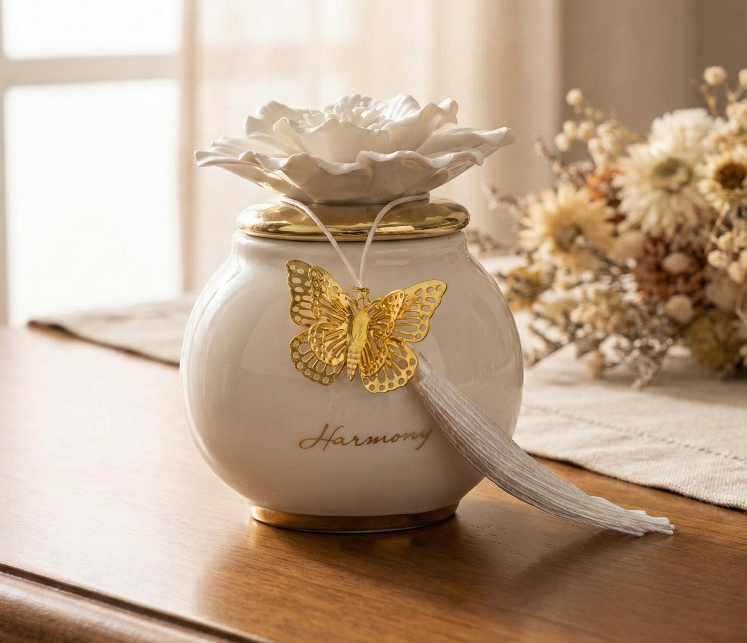 Scatola tonda piccola  con fiore e candela profumata decorata con farfalla bomboniera per comunione, cresima, matrimonio Harmony PRMT25055