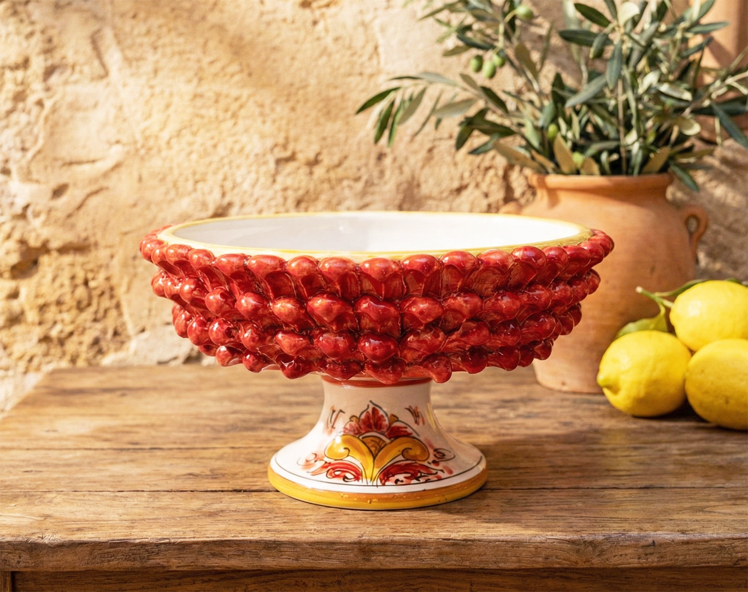 Alzata grande mezza pigna in ceramica siciliana di Caltagirone realizzata e decorata a mano rosso