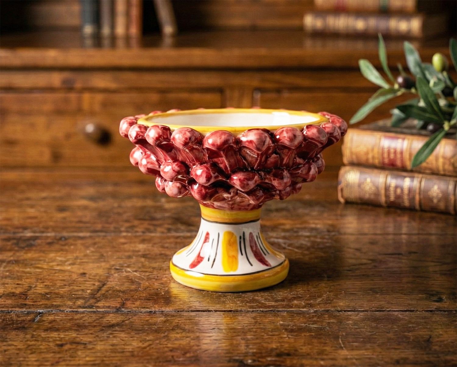 Alzata piccola mezza pigna in ceramica siciliana di Caltagirone realizzata e decorata a mano rosso