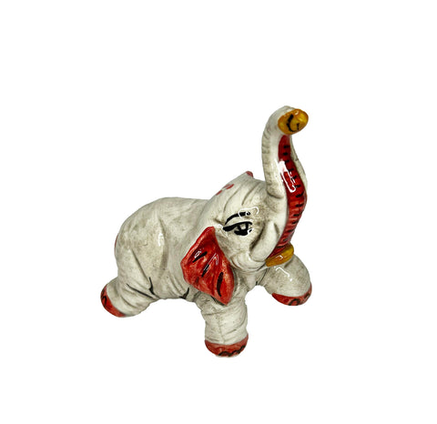 Elefante in ceramica di Caltagione realizzato a mano, animali portafortuna art. piede su rosso