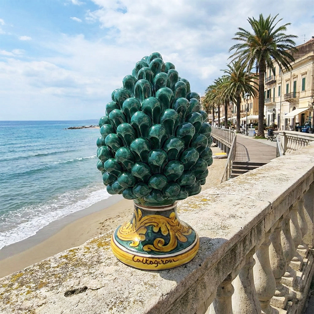 Pigna decorativa in ceramica di Caltagirone dipinta e decorata a mano verde H 21 cm