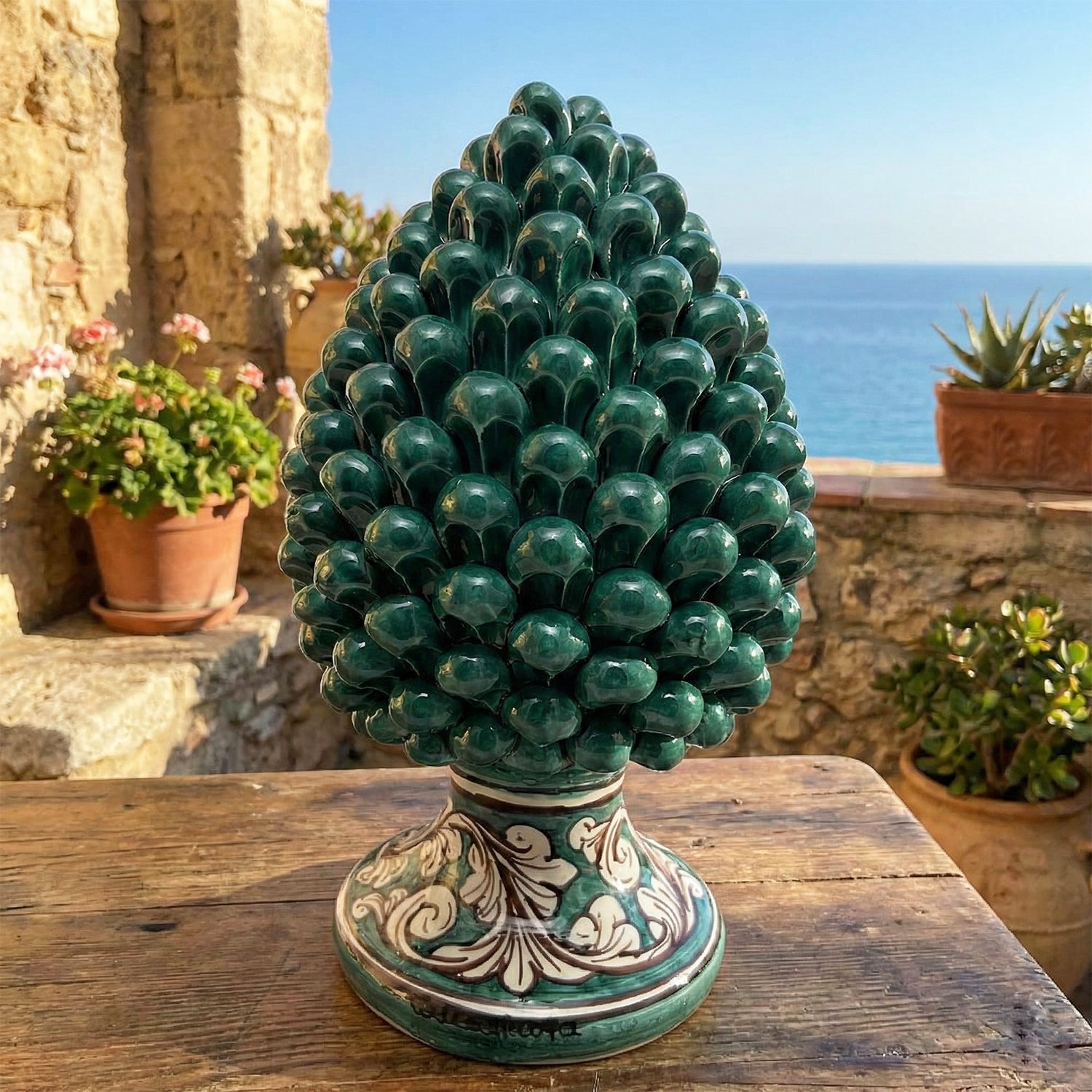 Pigna decorativa in ceramica di Caltagirone dipinta e decorata a mano verde H 25 cm