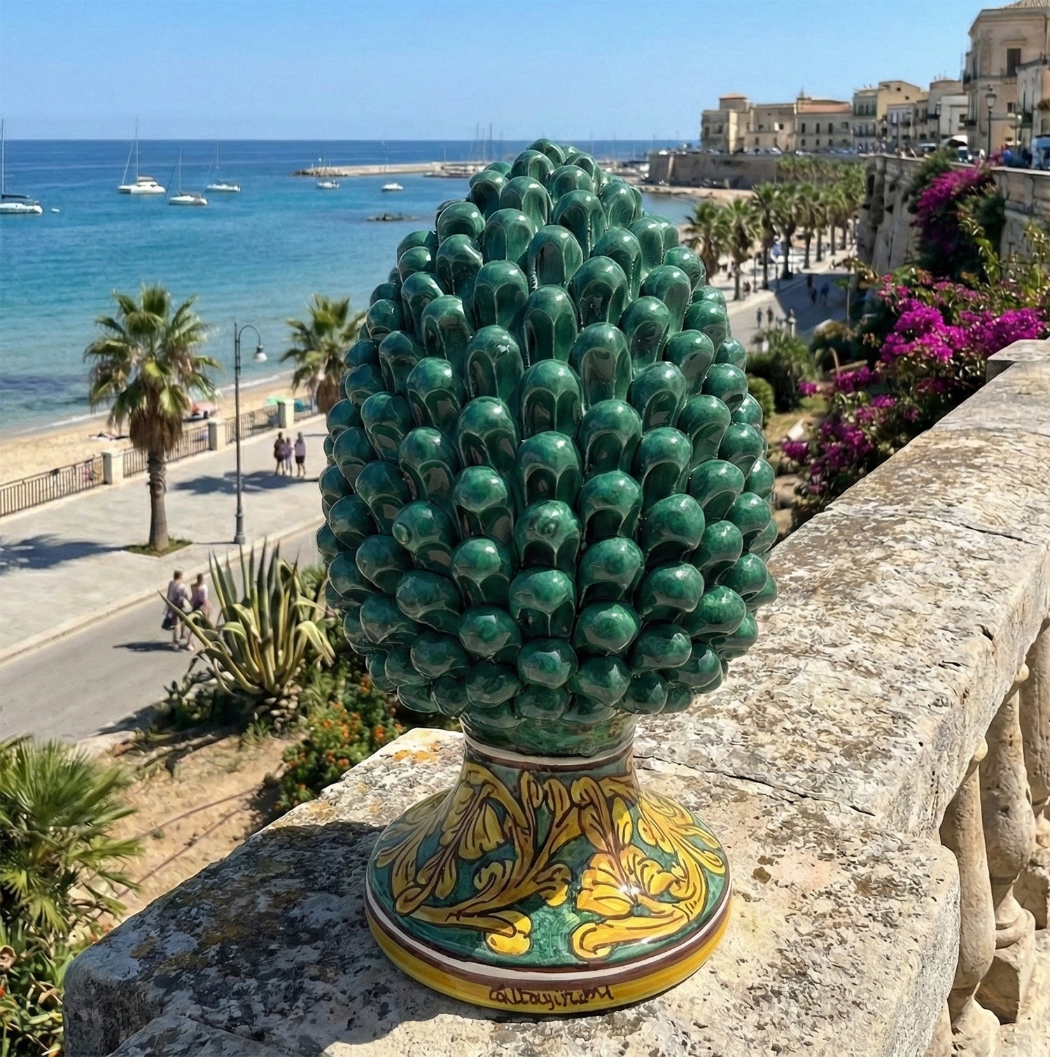 Pigna decorativa in ceramica di Caltagirone dipinta e decorata a mano verde H 30 cm
