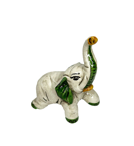 Elefante in ceramica di Caltagione realizzato a mano, animali portafortuna art. piede su verde