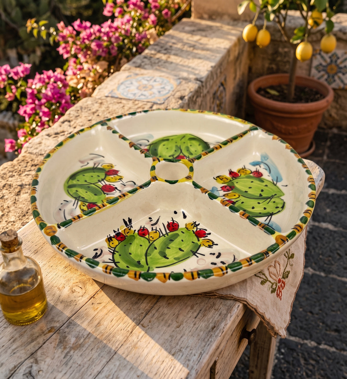 Antipastiera tonda in ceramica siciliana di Caltagirone decorata a mano ficodindia