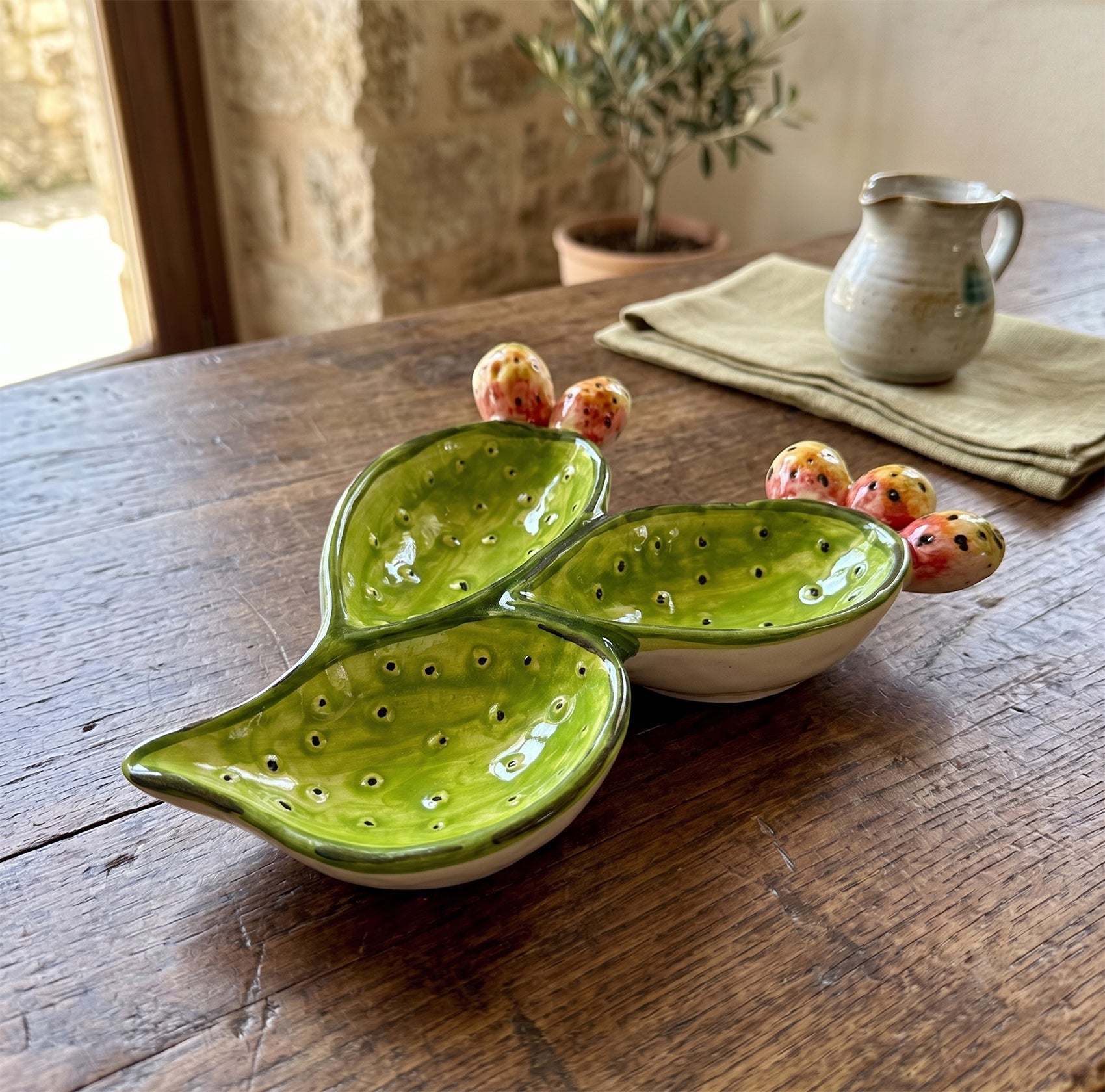 Antipastiera ficodindia in ceramica siciliana di Caltagirone decorata a mano