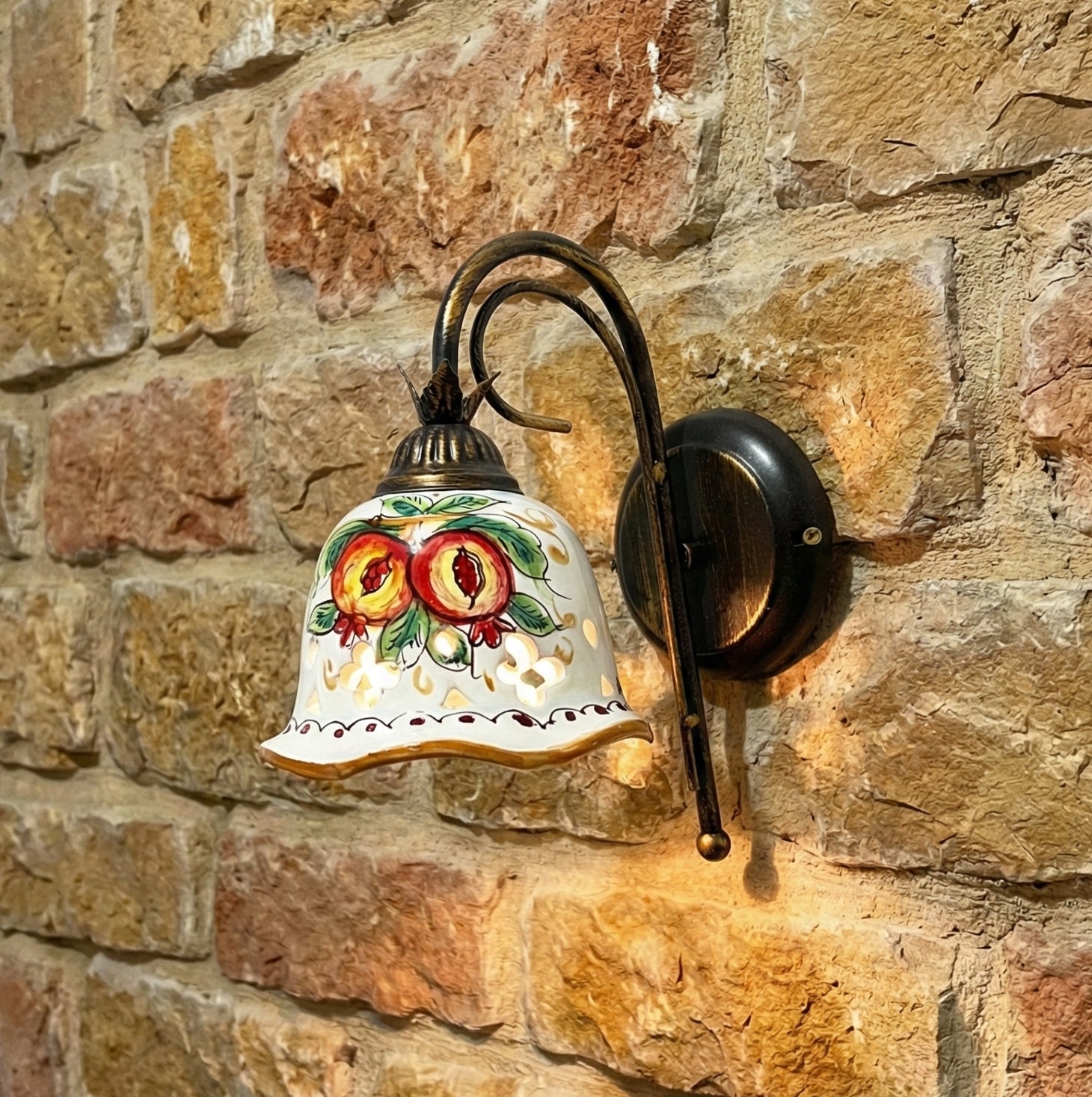 Applique a 1 luce in ceramica siciliana realizzato e decorato artigianalmente dai maestri di santo stefano di camastra art. melograno
