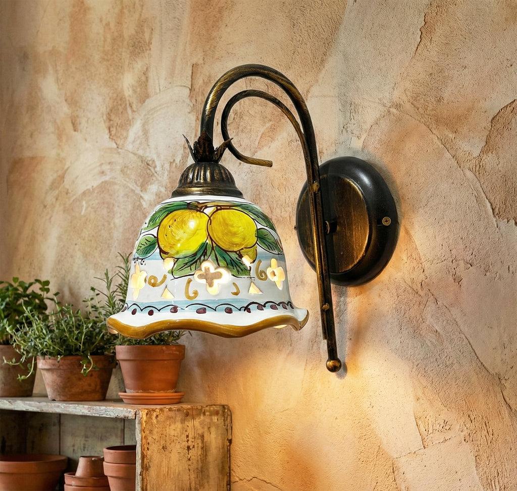Applique a 1 luce in ceramica siciliana realizzato e decorato artigianalmente dai maestri di santo stefano di camastra art. limoni