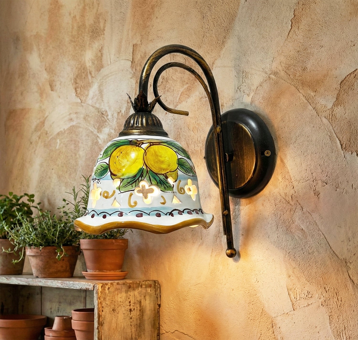 Applique a 1 luce in ceramica siciliana realizzato e decorato artigianalmente dai maestri di santo stefano di camastra art. limoni