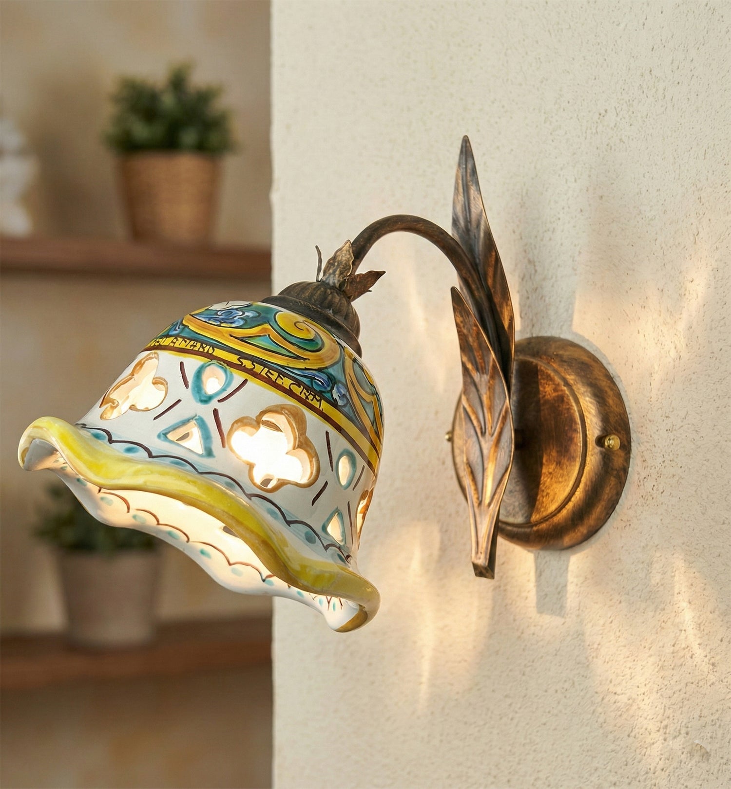 Applique da parete a 1 luce in ferro battuto e ceramica realizzato e decorato artigianalmente a mano art. gomes