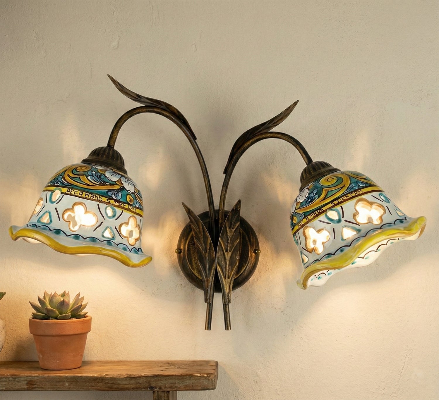 Applique da parete a 2 luci in ferro battuto e ceramica siciliana realizzato e decorato artigianalmente a mano art. gomes
