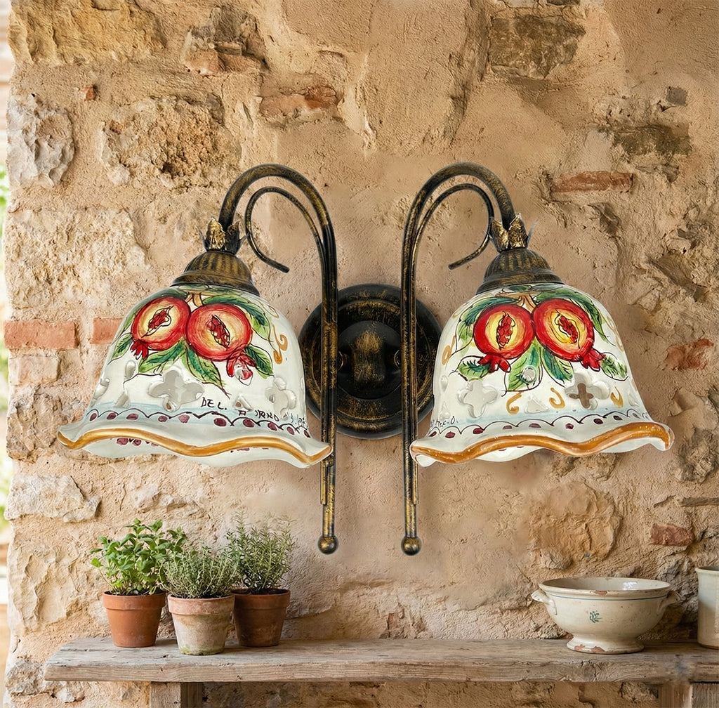 Applique da parete a 2 luci in ferro battuto e ceramica siciliana realizzato e decorato artigianalmente a mano art. melograno