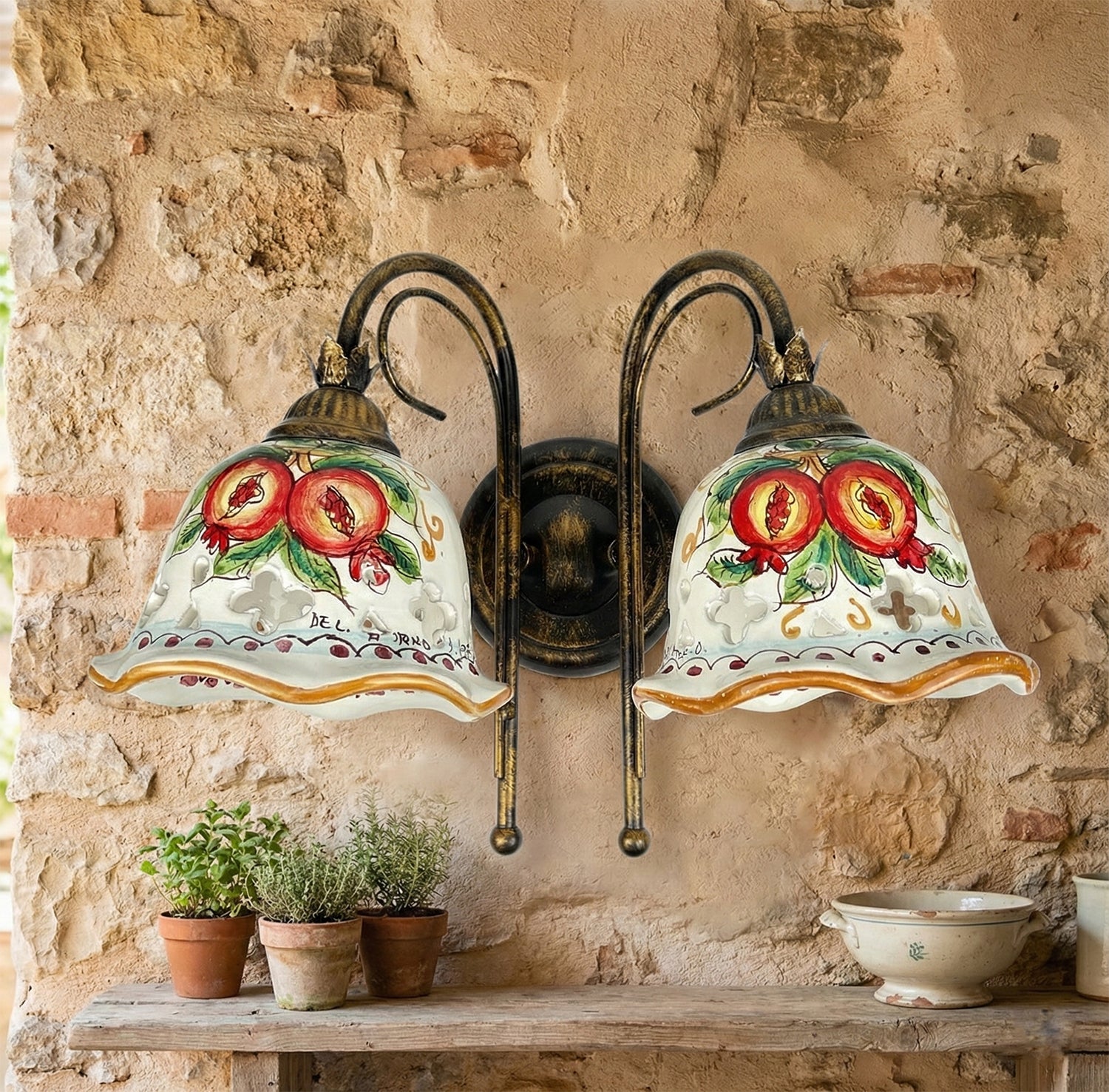Applique da parete a 2 luci in ferro battuto e ceramica siciliana realizzato e decorato artigianalmente a mano art. melograno