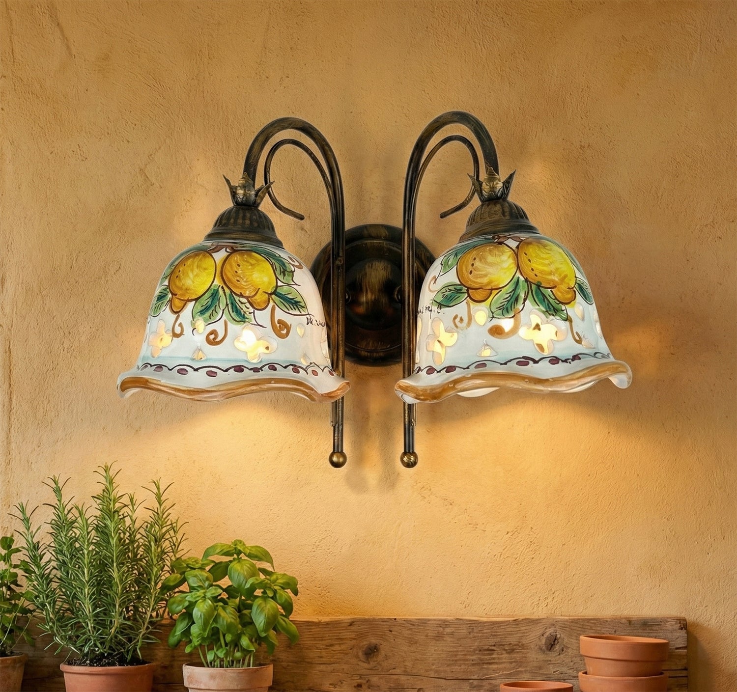 Applique da parete a 2 luci in ferro battuto e ceramica siciliana realizzato e decorato artigianalmente a mano art. limoni