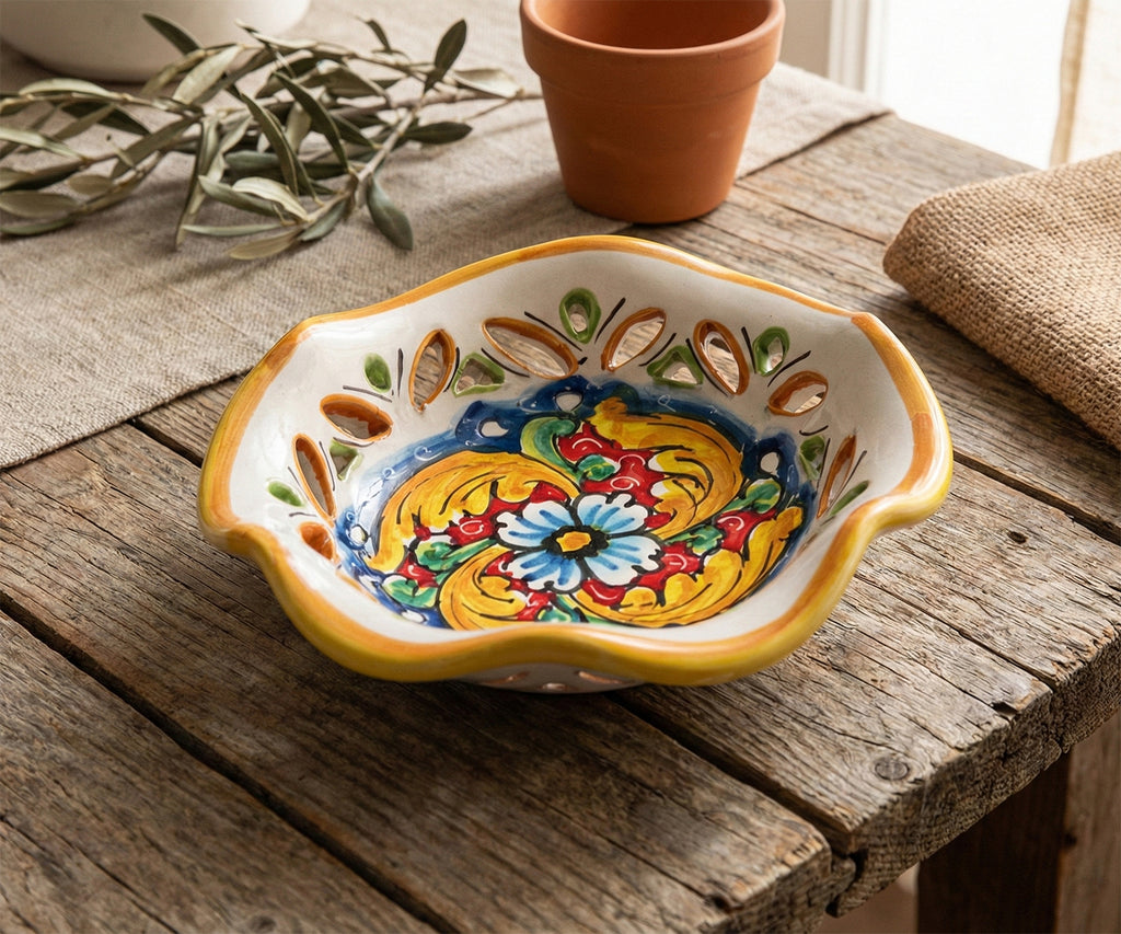 Ciotola piccola in ceramica decorata a mano da ceramisti siciliani fiore rosso art 23