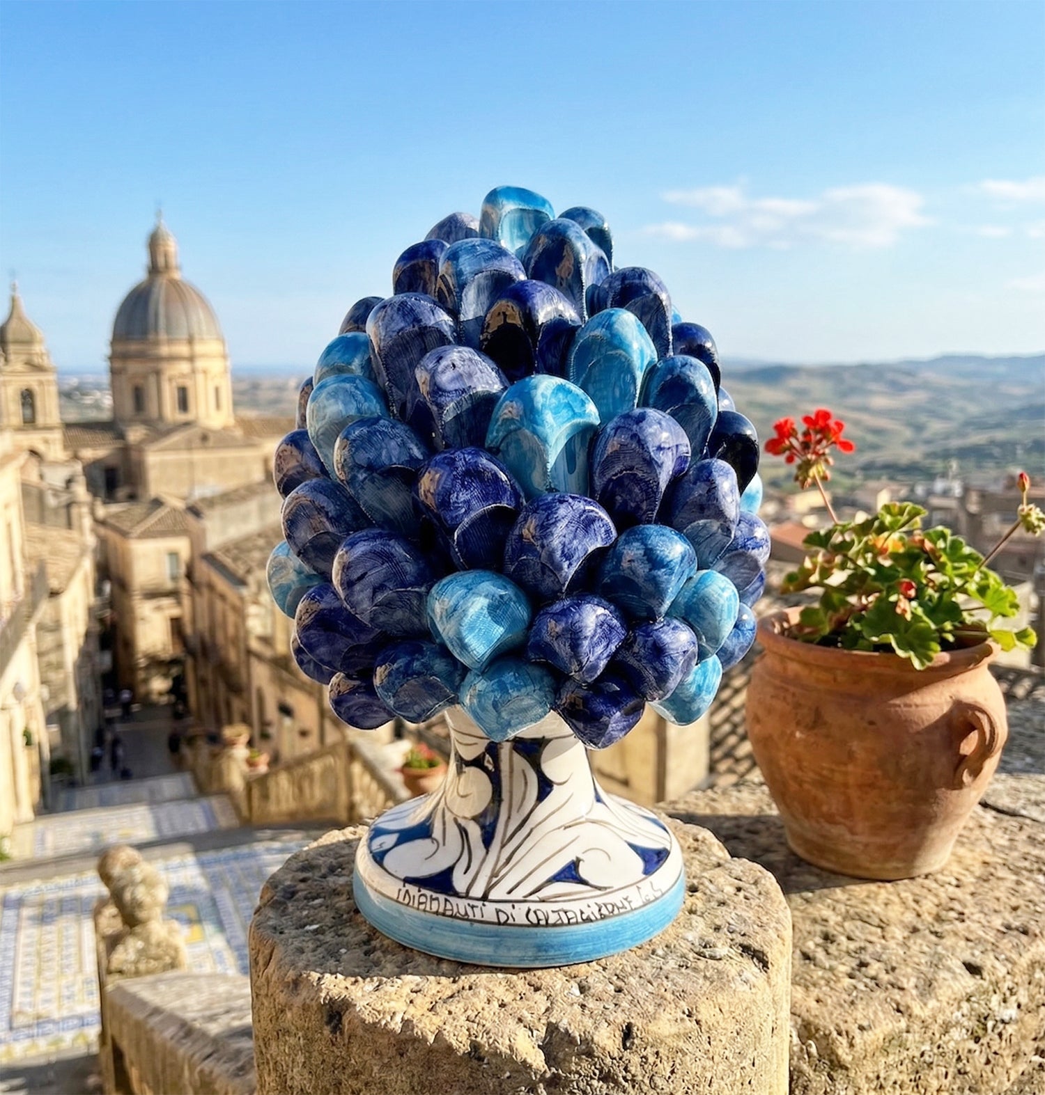 Pigna in ceramica siciliana di Caltagirone dipinta e decorata a mano multicolore blu H20