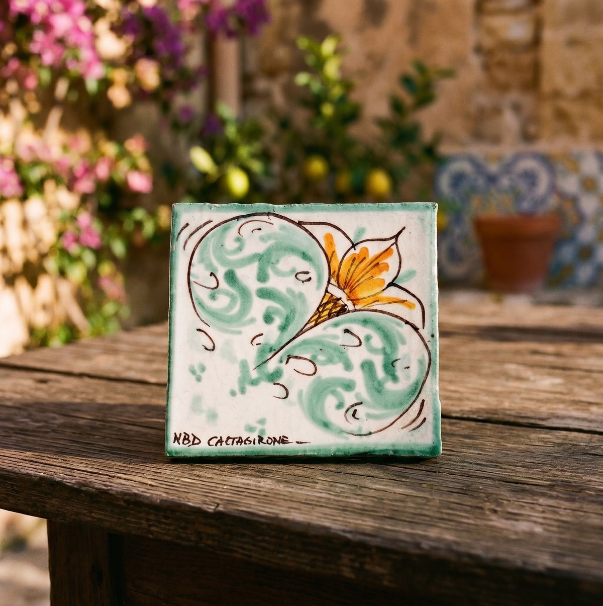 Mattonella piastrella in ceramica siciliana di Caltagirone decorata a mano