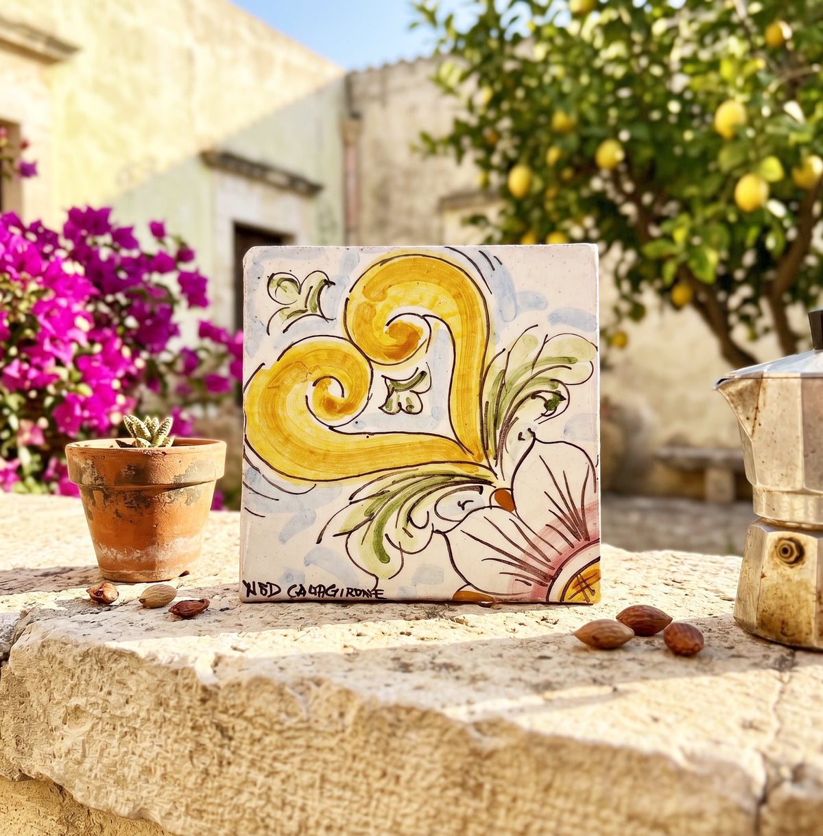 Mattonella piastrella in ceramica siciliana di Caltagirone decorata a mano