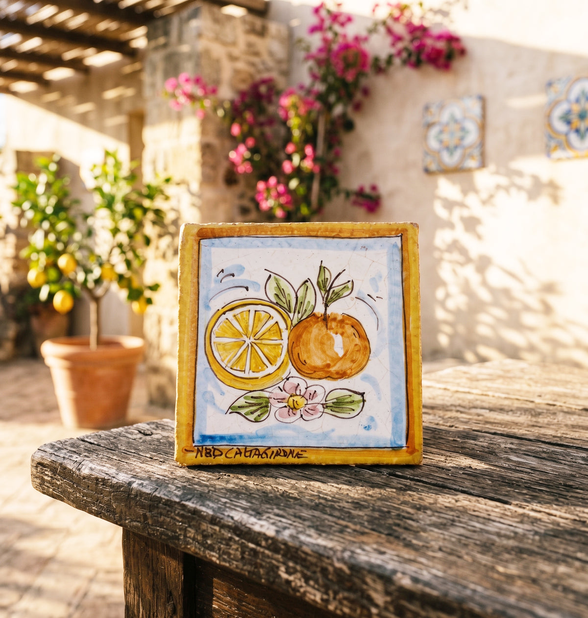 Mattonella piastrella in ceramica siciliana di Caltagirone decorata a mano