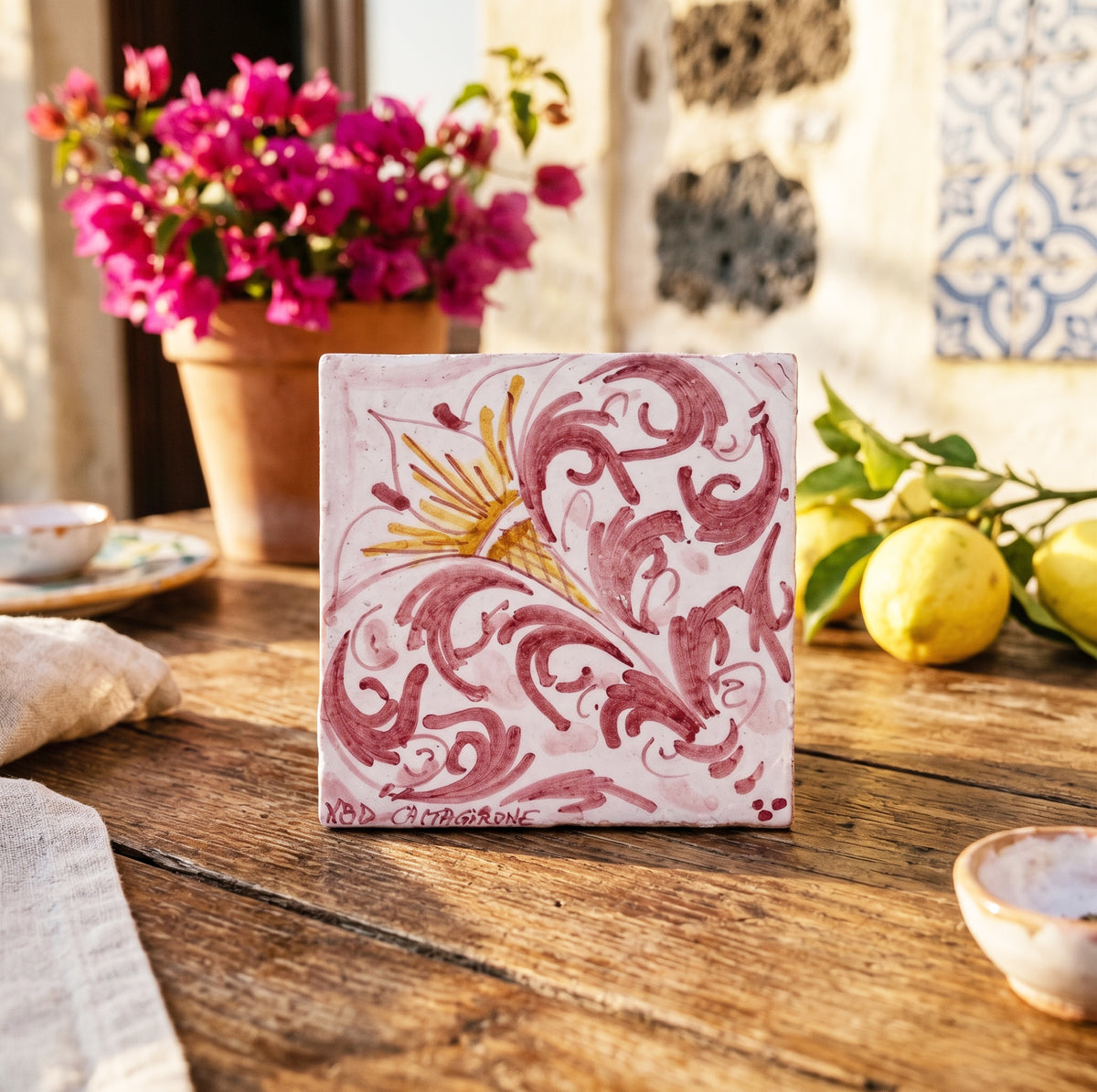 Mattonella piastrella in ceramica siciliana di Caltagirone decorata a mano