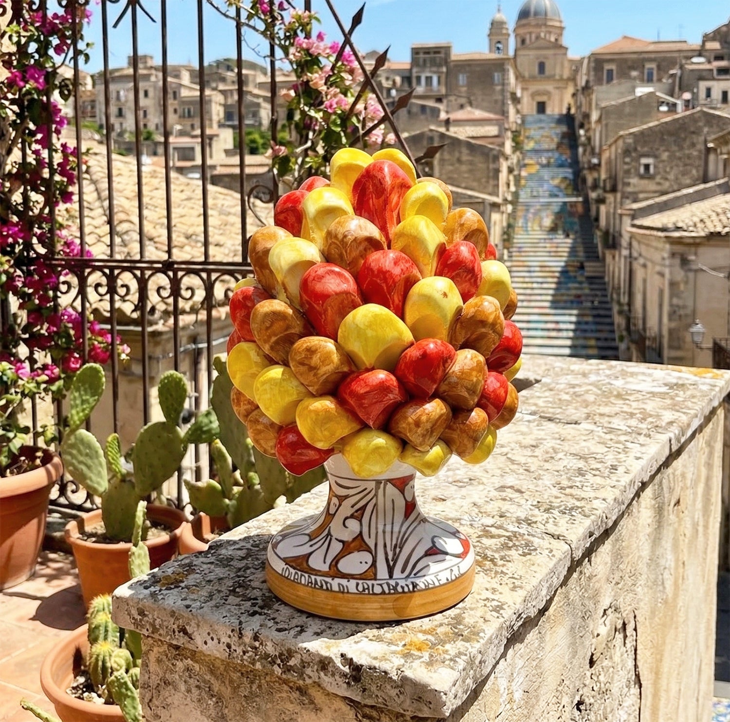 Pigna in ceramica siciliana di Caltagirone dipinta e decorata a mano multicolore giallo H20