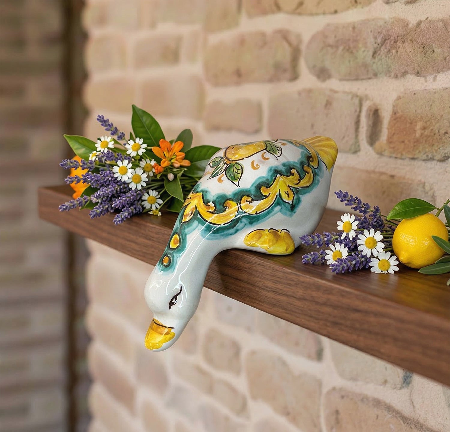 Papera in ceramica siciliana di santo stefano di camastra realizzata e decorata totalmente a mano limoni