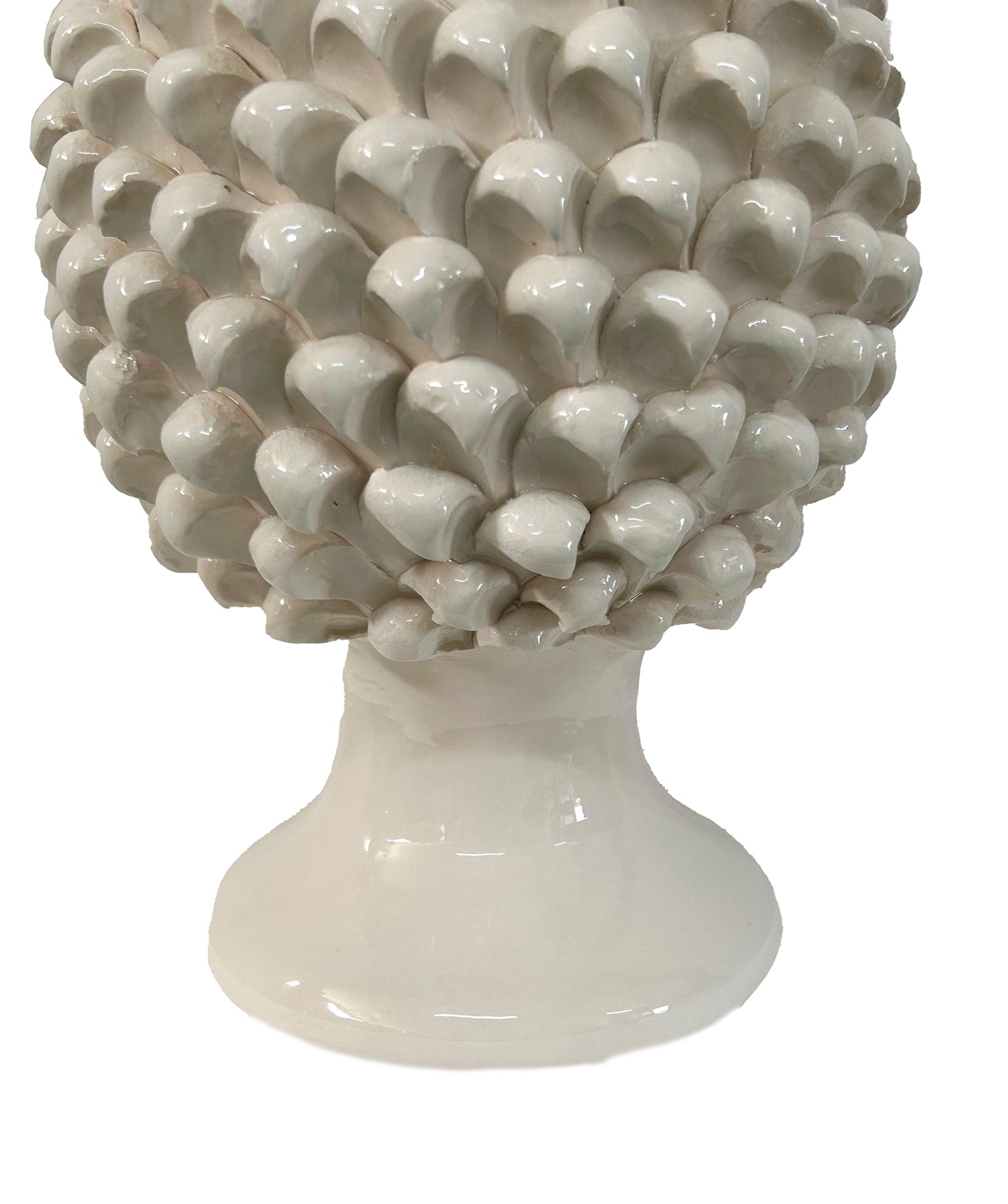 Pigna decorativa in ceramica di Caltagirone dipinta e decorata a mano bianca H 30 cm