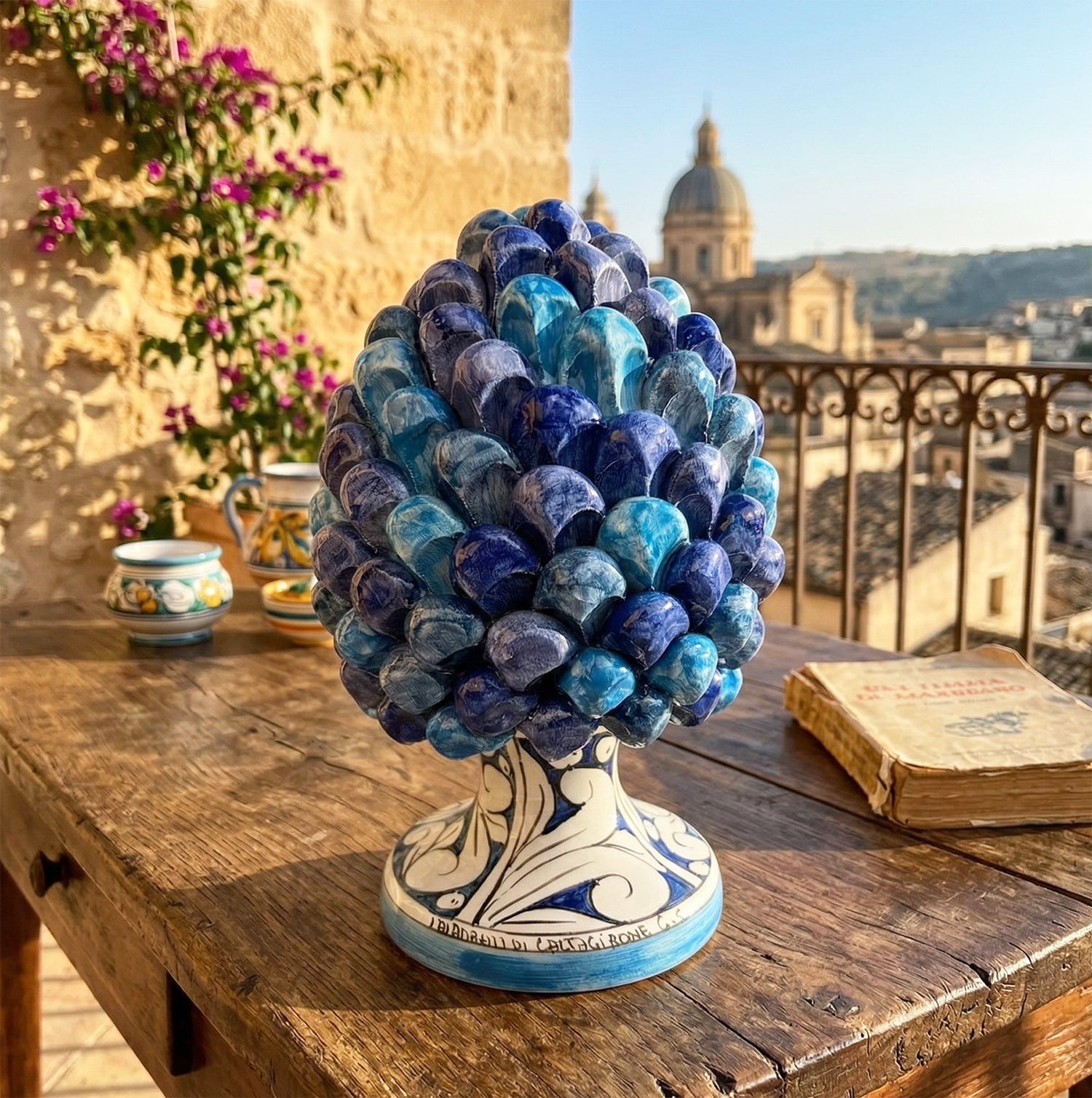 Pigna in ceramica siciliana di Caltagirone dipinta e decorata a mano multicolore blu H25
